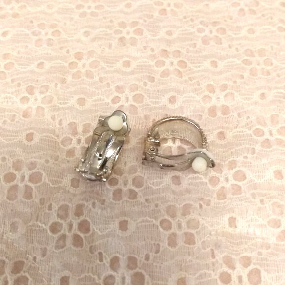 Vintage Silver Tone Earrings Non-Pierced Clip Earrings Timeless VTG Jewelry - Picture 7 of 8